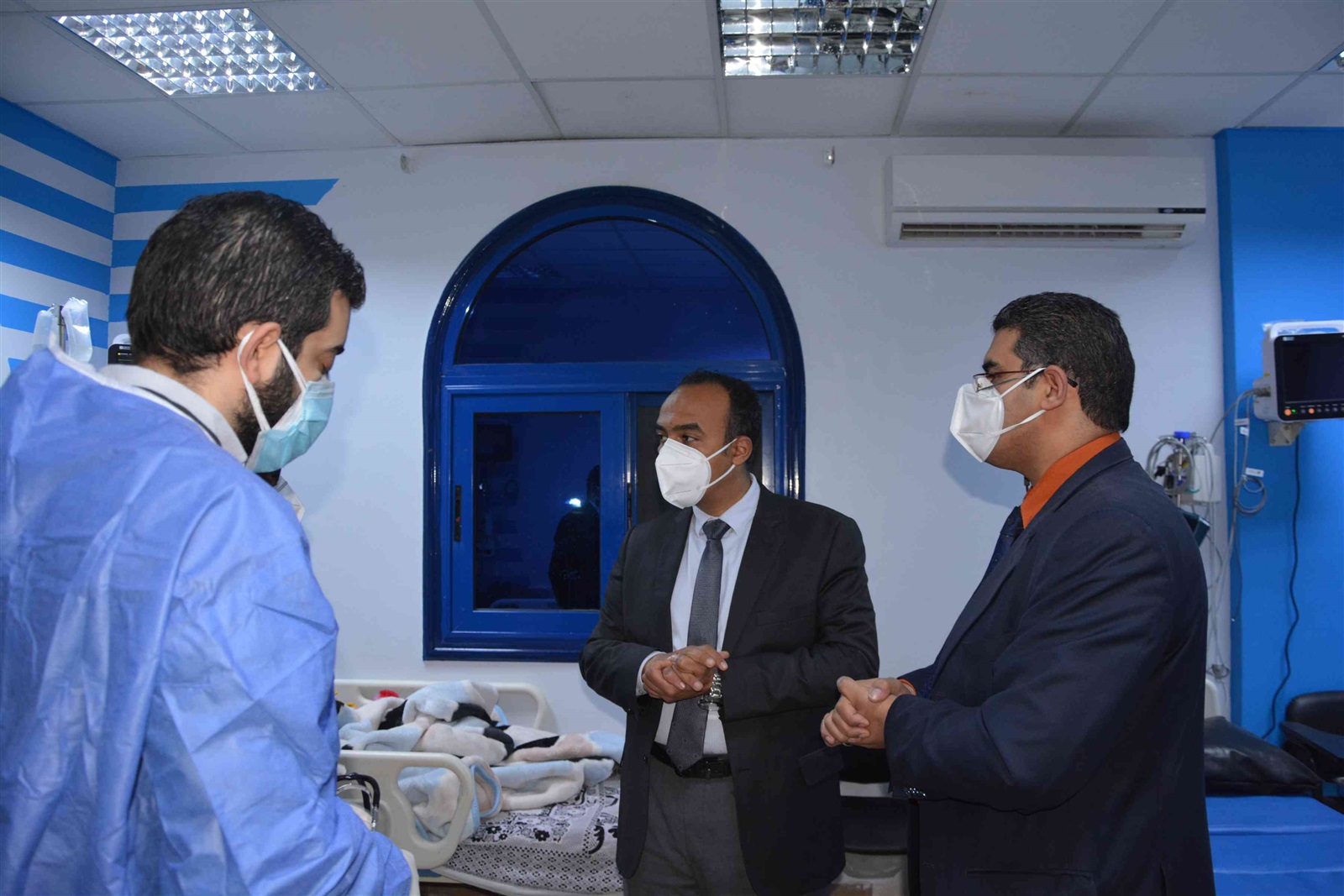 نائب محافظ المنيا يسلم مساعدات عينية لبعض الأسر 