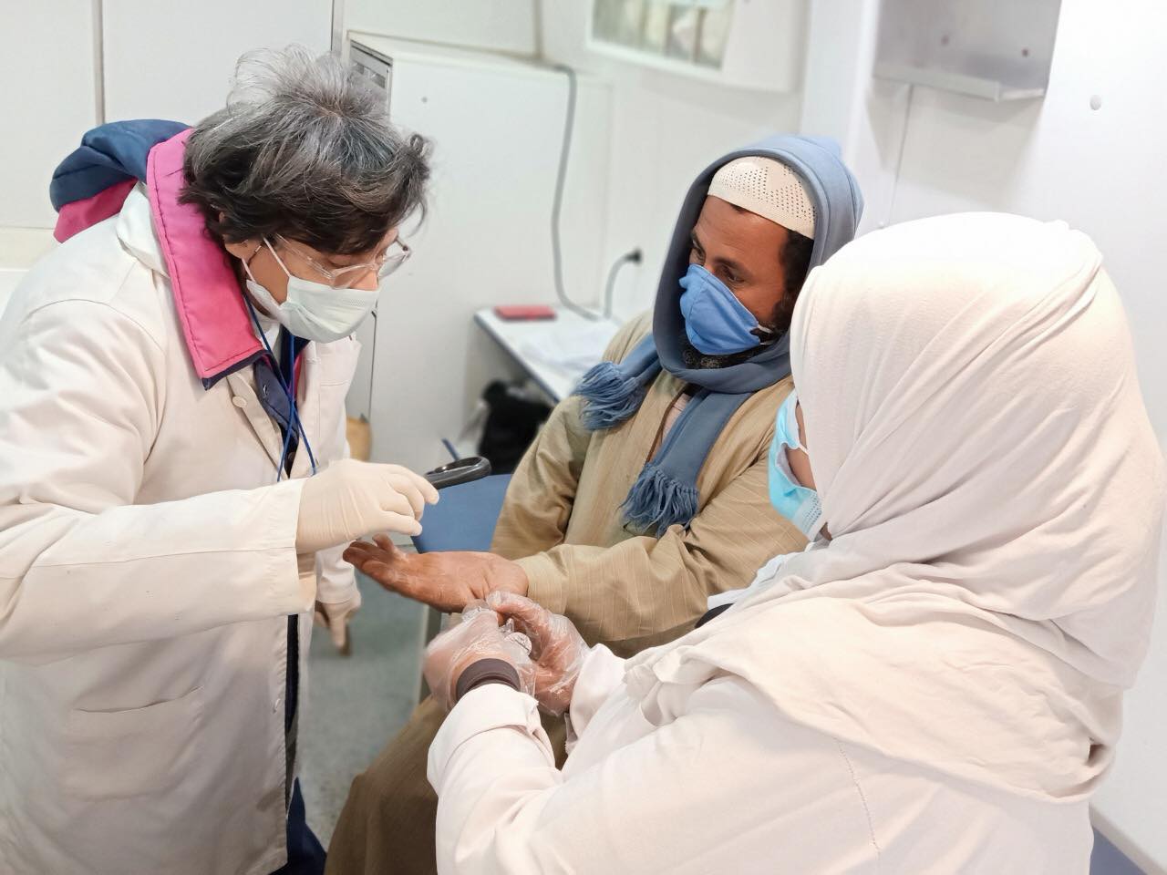 فحص وعلاج 1506 حالة خلال قافلة بقرية دلجا بالمنيا