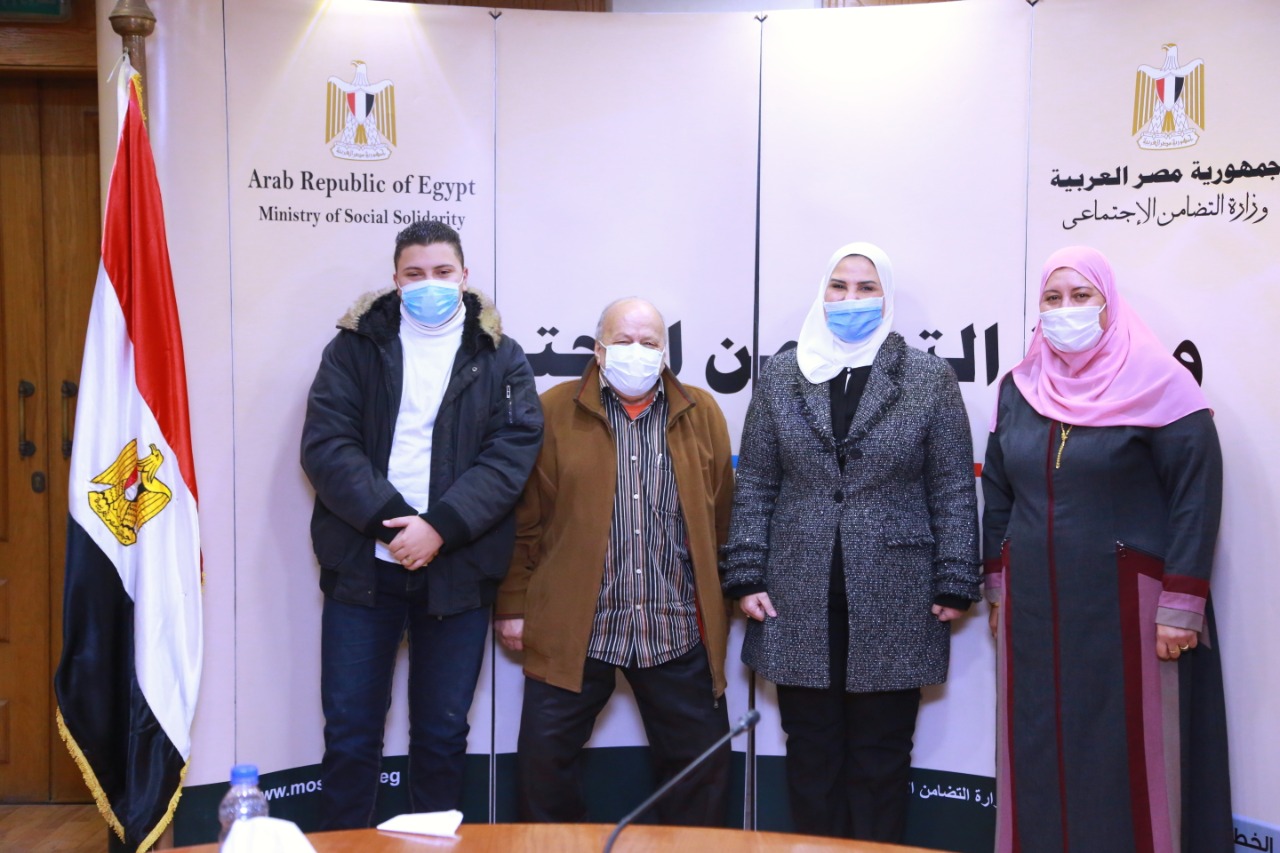 القباج تكرم بطل رحلة الصعود لجبل الجلالة