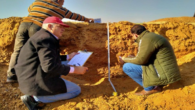 فريق بحثي بصحراء السويس