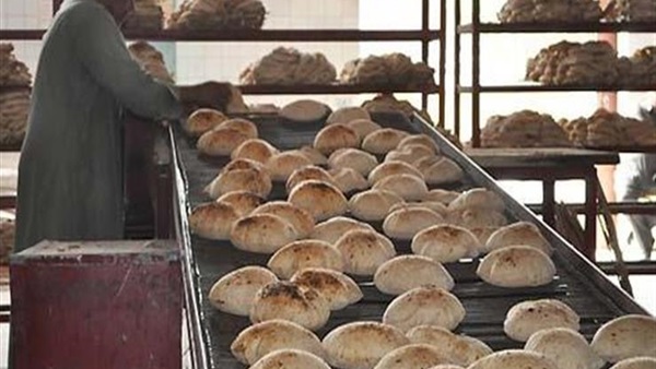 ضبط صاحب مخبز بلدي لاستيلائه على 50 بطاقة تموينية 