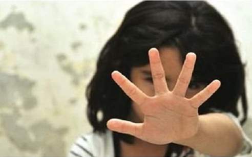 اتهام شاب بهتك عرض طفلة