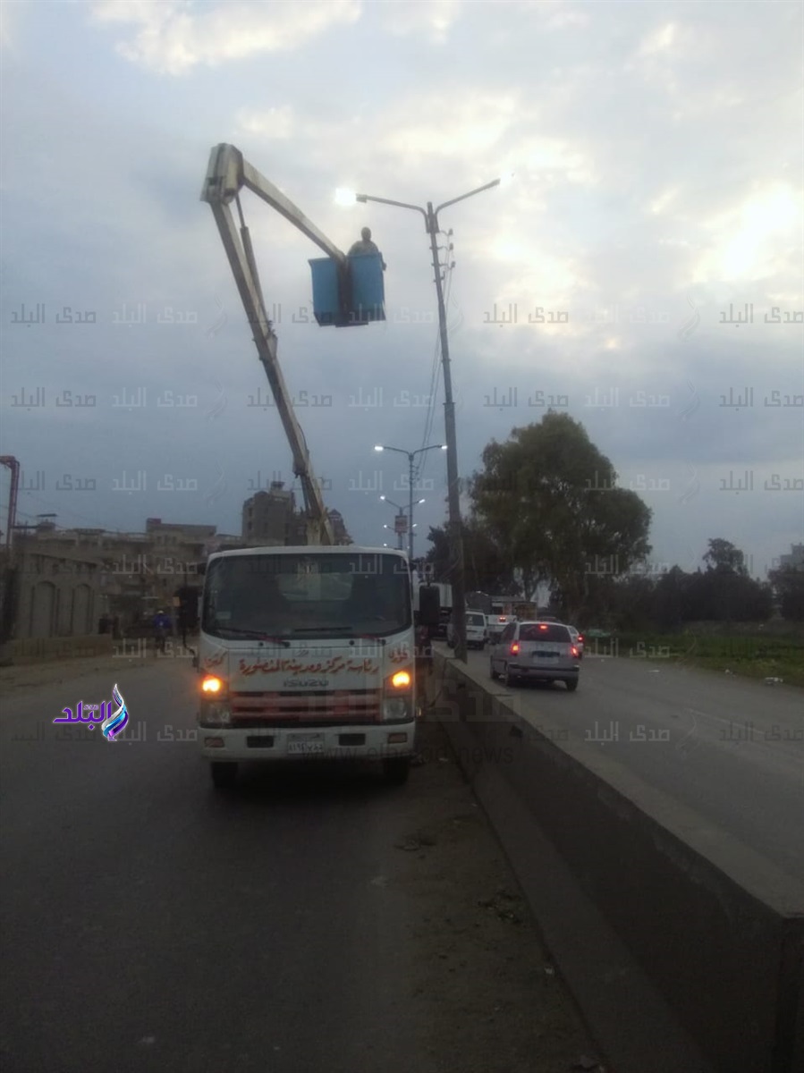 دعم أعمدة الإنارة وإضاءة الطريق العام 