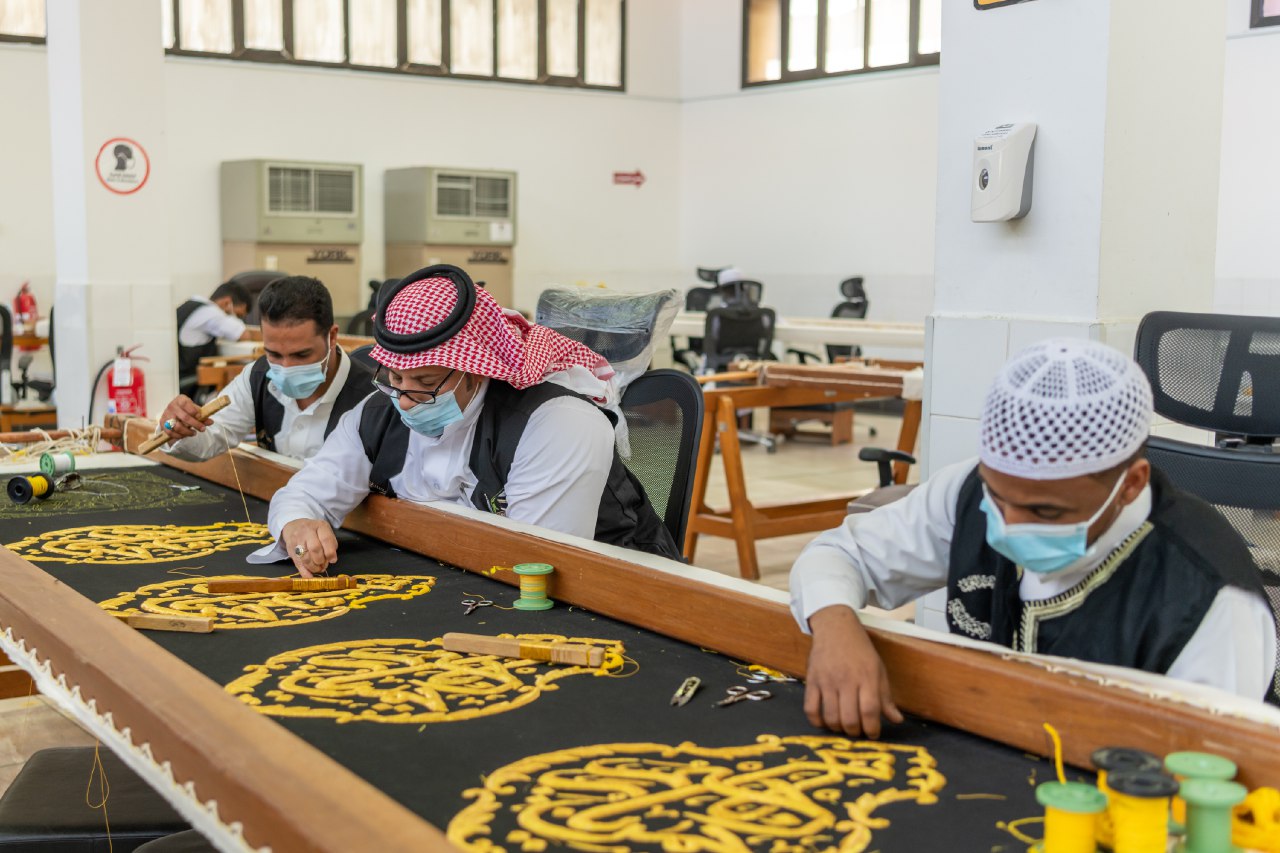 الأغلى في التاريخ.. تعرف على تكلفة صناعة كسوة الكعبة للحرم 