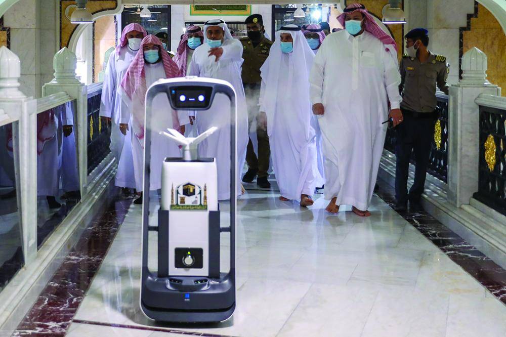 الروبوت الذكي" لتعقيم الحرمين الشريفين