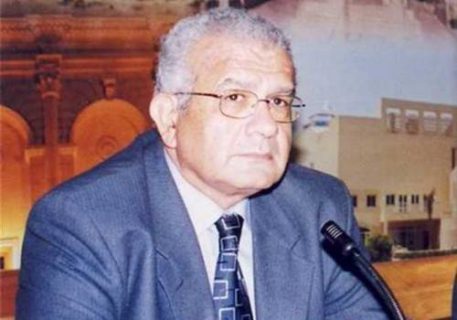 الدكتور حازم حسني استاذ العلوم السياسيه بكلية الاقتصاد والعل