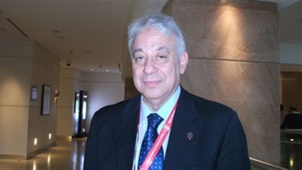  الدكتور عادل خطاب، عضو اللجنة العليا للفيروسات