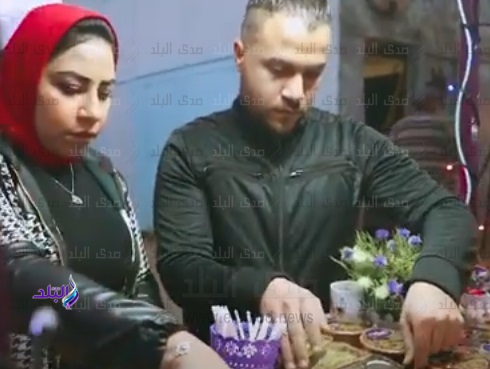 محمد ودينا يطوران مشروع حلويات