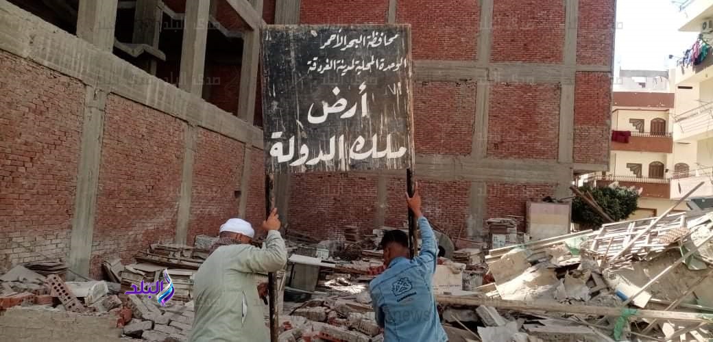 لافتات مدون عليها أرض ملك الدولة علي الأراضي