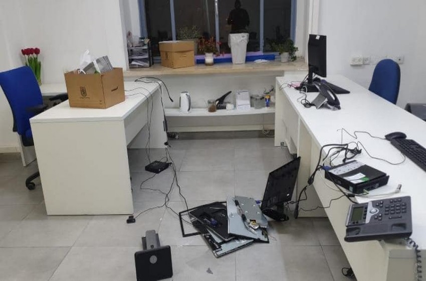 اليهود المتشددون يقتحمون مبنى بلدية القدس