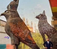 إبراهيم صلاح مع تمثالي القط باستيت وحورس 