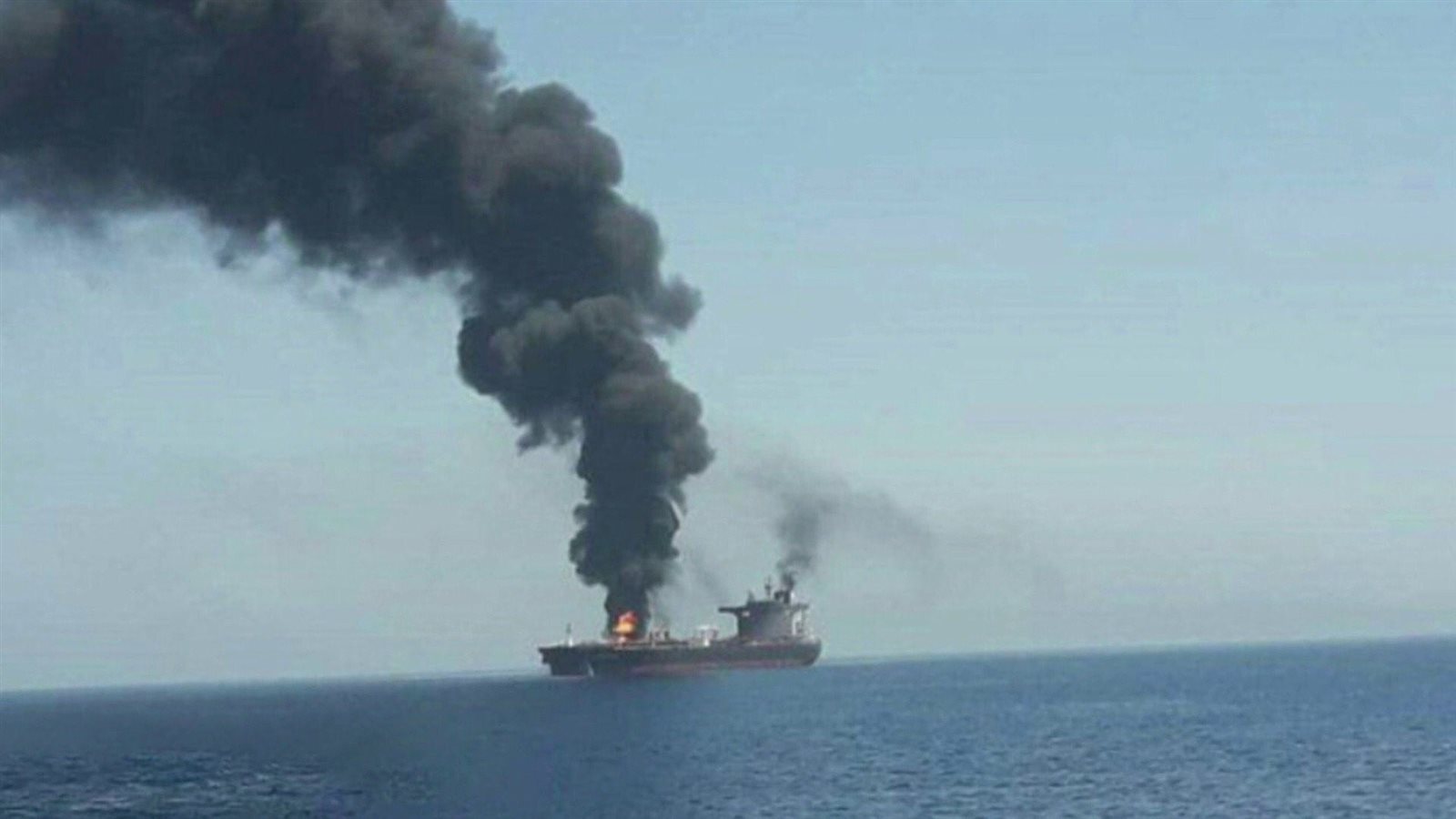 انفجار في سفينة بخليج عمان