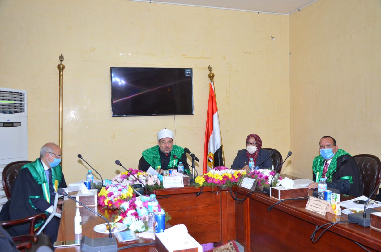 وزير الأوقاف  خلال المناقشة وزير الأوقاف  خلال المناقشة