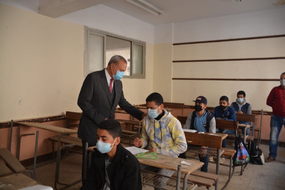 محافظ القليوبية يتفقد لجان الامتحانات 
