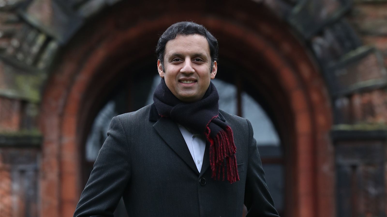 أنس سروار.. أول مسلم يتولى زعامة حزب سياسي في بريطانيا