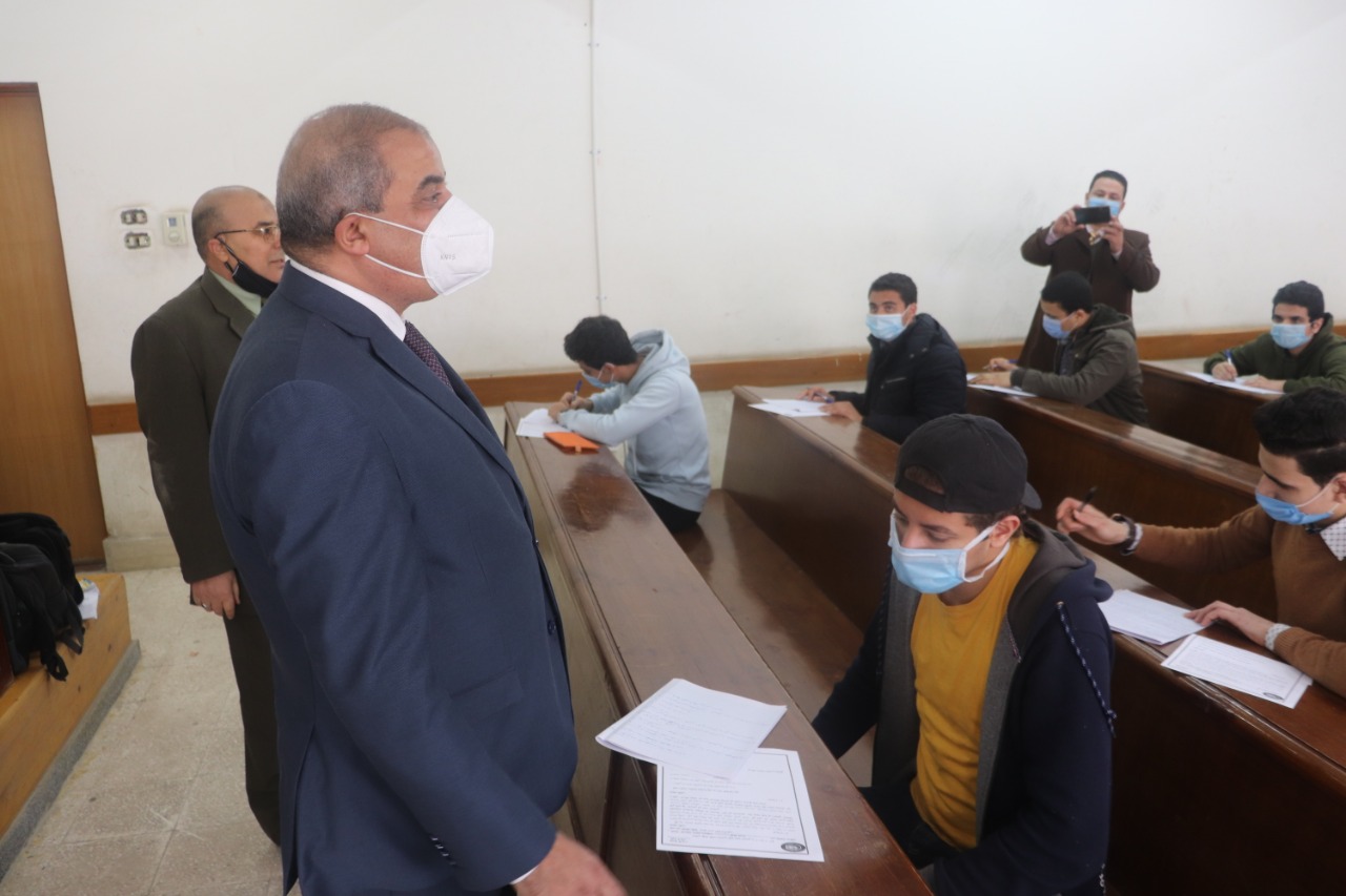 رئيس جامعة الأزهر يتفقد الامتحانات 
