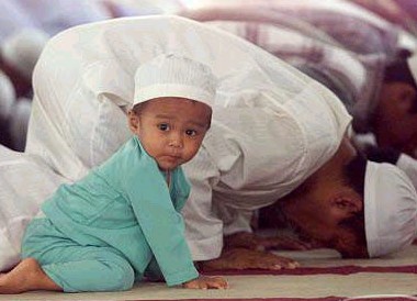 حكم وقوف الصبي في الصف الأول أثناء الصلاة