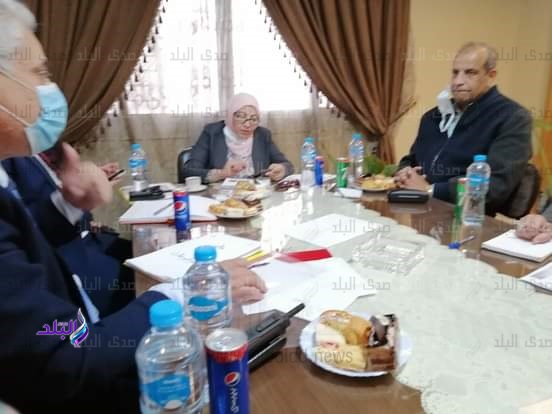 نائب المحافظ خلال الاجتماع 