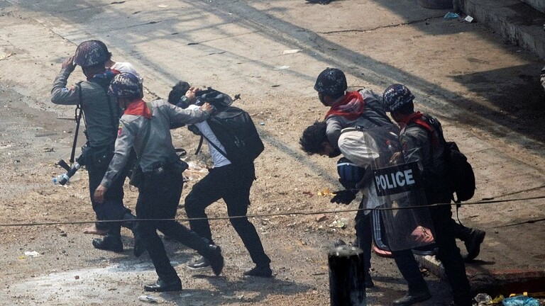 أثناء اعتقال صحفي في ميانمار