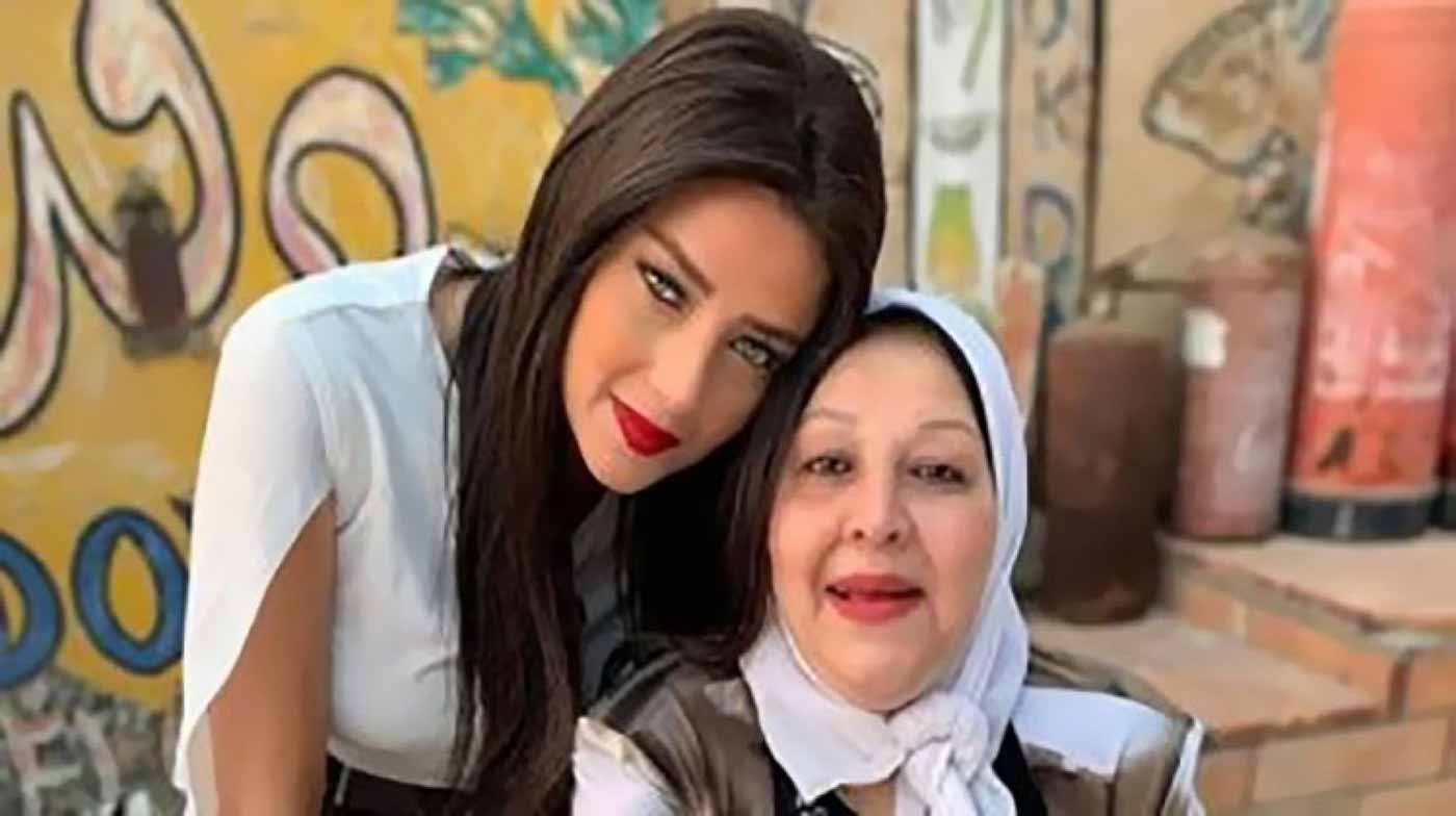 رضوى الشربيني ووالدتها