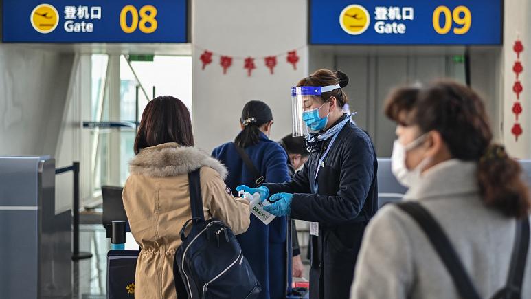 الصين تلزم جميع الوافدين إليها بإجراء الفحص المهين