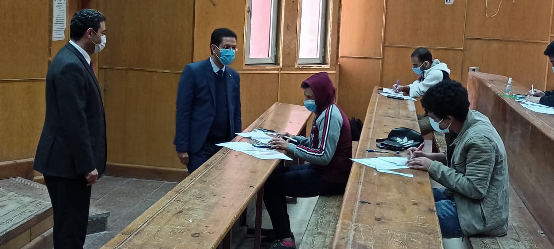 القائم بأعمال رئيس جامعة بنها يتفقد سير الإمتحانات