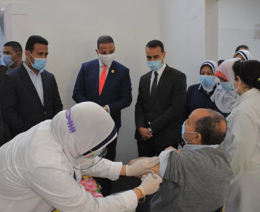محافظ الفيوم يشهد تطعيم المواطنين بلقاح "كورونا"