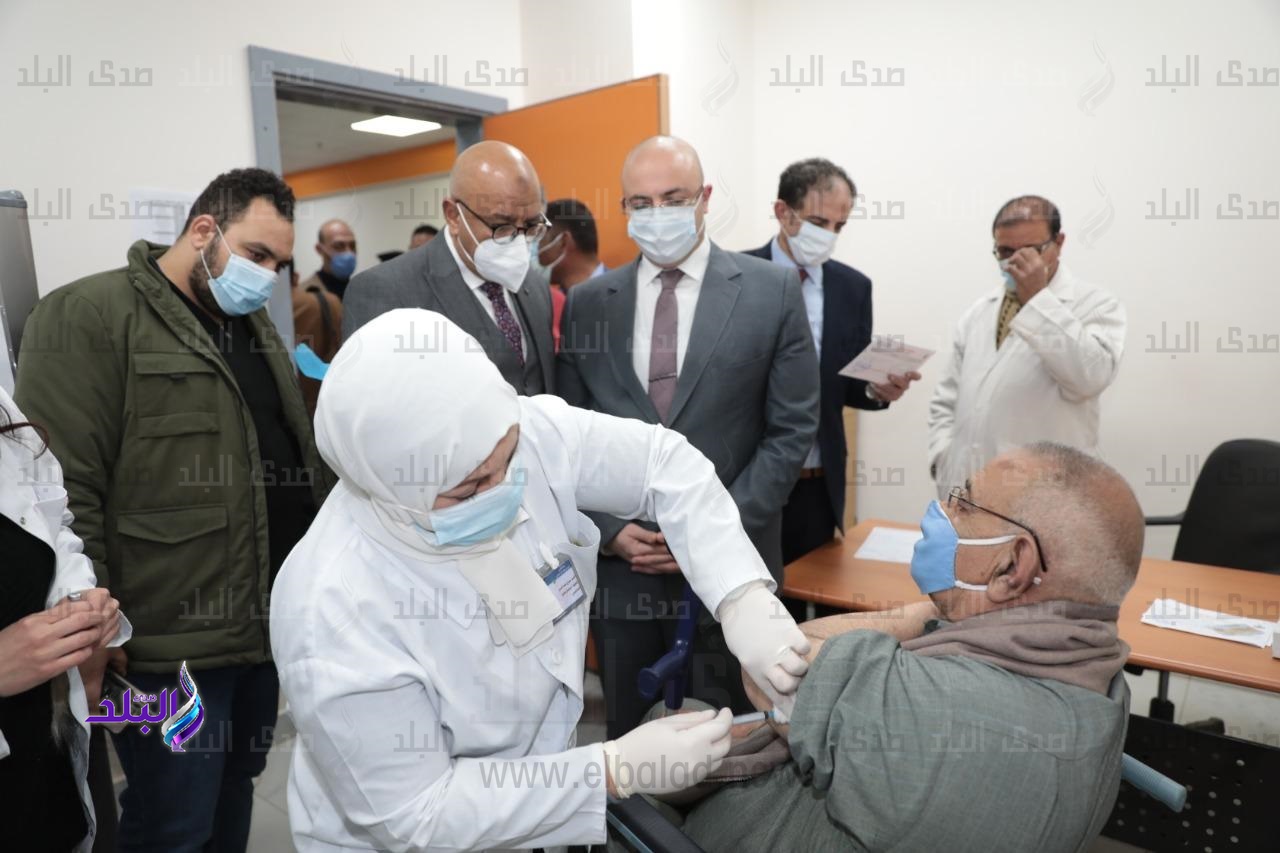 محافظ بني سويف يشهد فعاليات تطعيم كبار السن بلقاح كورونا