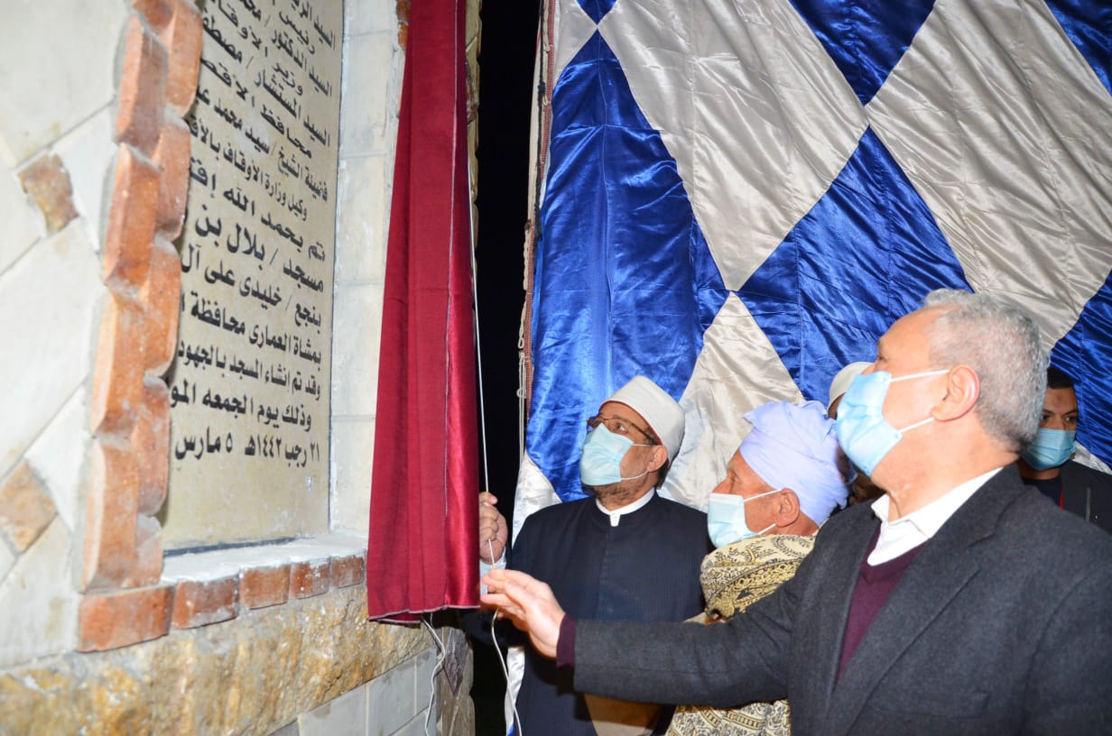 الوزير والمحافظ خلال الافتتاح