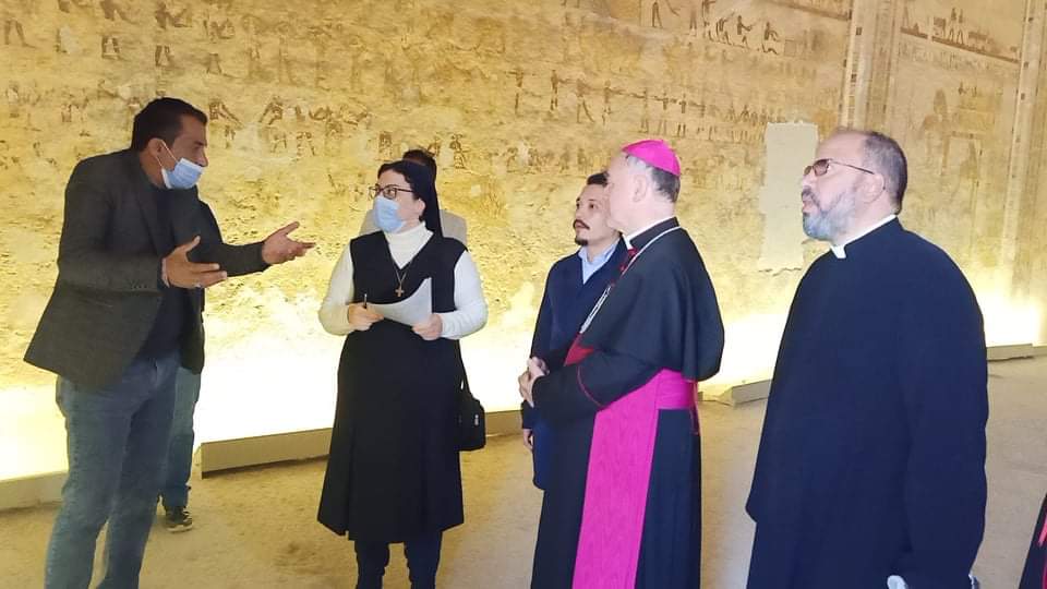 سفير دولة الفاتيكان يزور منطقة آثار بنى حسن بأبوقرقاص.. صور