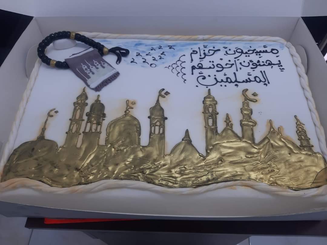 مسيحي قرية خزام بقنا يهدون" تورتة محبة و مصحف" للمسلمين