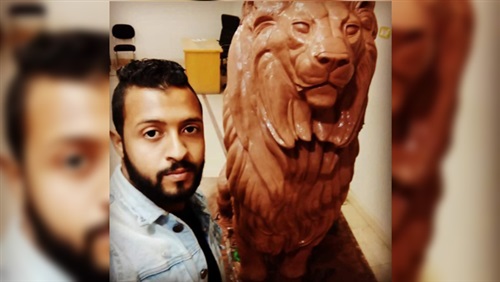 أحمد طرخان مع أسد نحته لتمثال كوبري قصر النيل 
