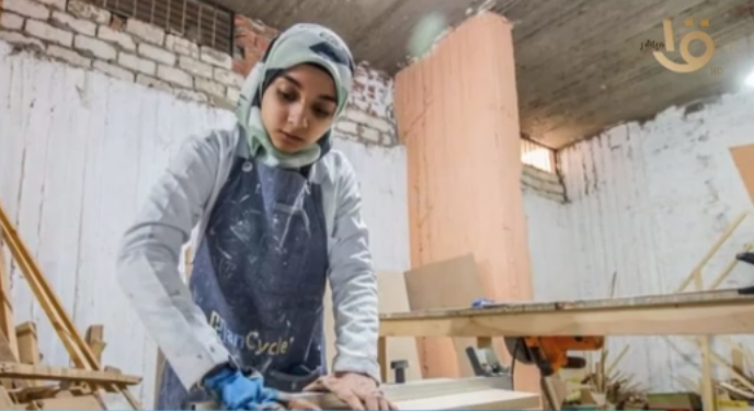 فتاة تمتهن النجارة في سن صغير