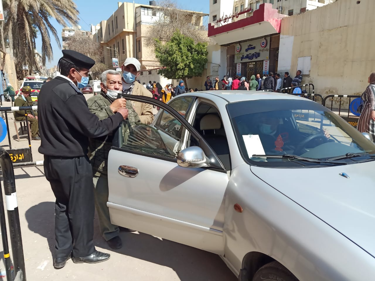 وكيل صحة الشرقية يوصل مسن لمنزله بسيارته 