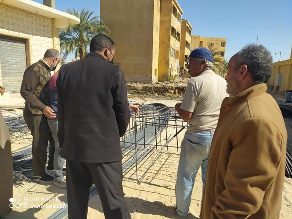 رئيس مدينة سيوة يتابع استبدال الصرف الزراعي المكشوف بالمغطى