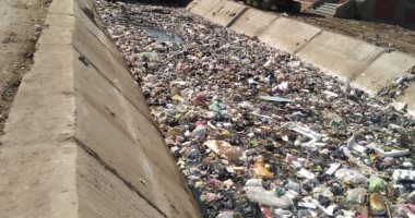  إلقاء القمامة في الترع