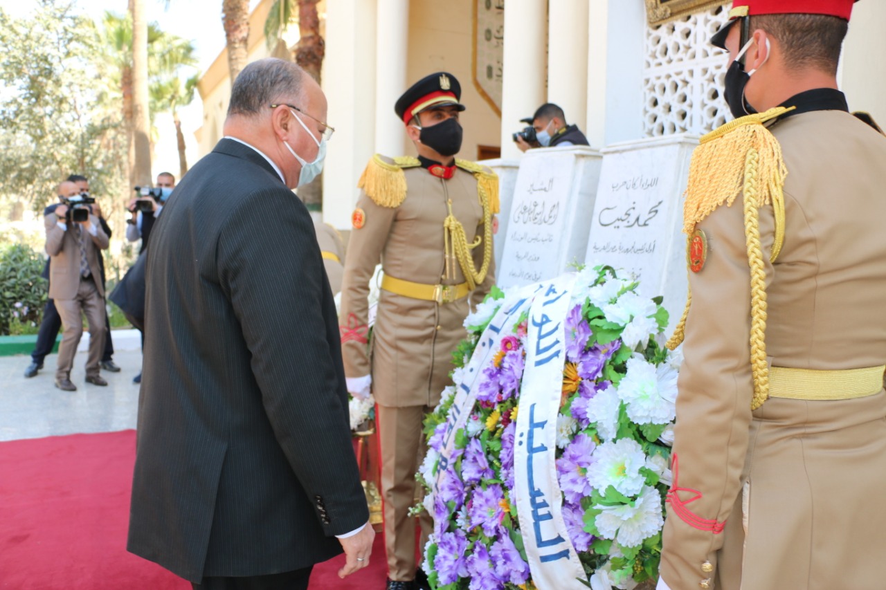 محافظ القاهرة يضع إكليلا من الزهور على مقابر الشهداء