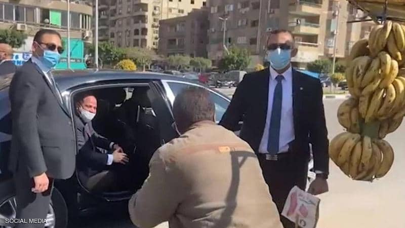 الرئيس السيسي وبائع الفاكهة