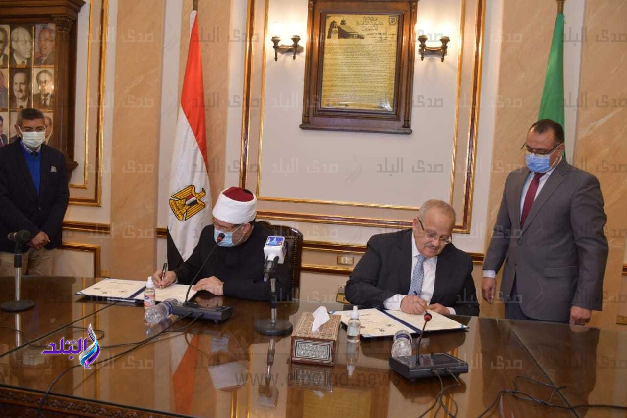 جانب من التوقيع 