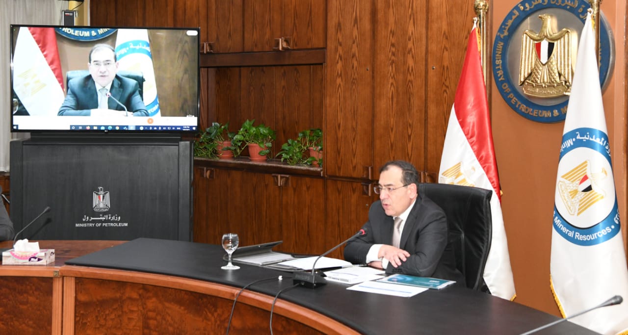وزير البترول خلال الاجتماع