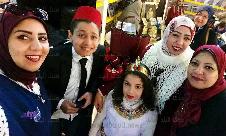 "سيلفي" زوار معرض الكتاب مع الأمير الصغير
