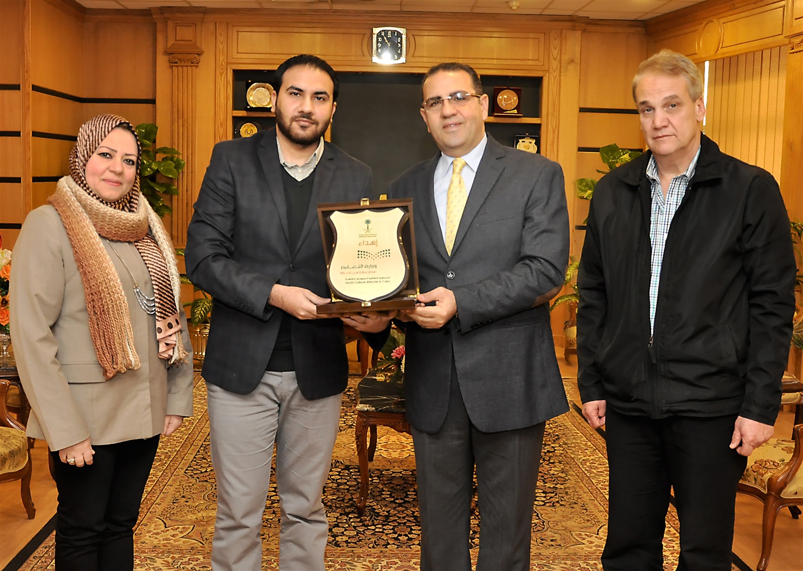 طالب سعودى يقدم لرئيس جامعة المنصورة درع الوزارة