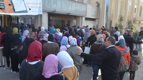 جانب من زوار المعرض