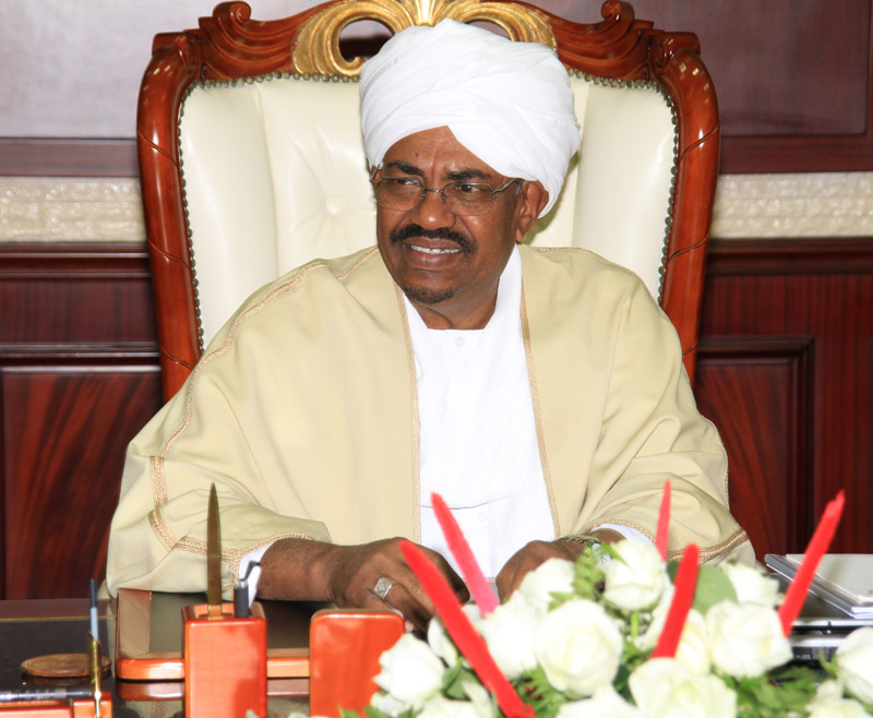 البشير يمنح رئيس الأركان الإماراتي وسام البشير يمنح رئيس الأركان الإماراتي وسام