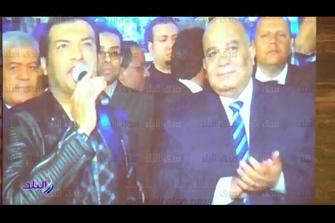 محافظ الدقهلية يشارك إيهاب توفيق غناء "تسلم الايادى"