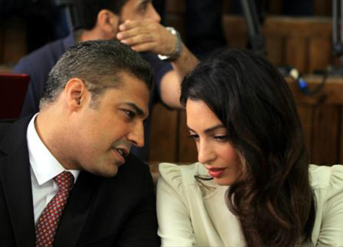 محمد فهمي وأمل كلوني بعد أن ورطته الجزيرة بعملها بدون تصريح  محمد فهمي وأمل كلوني بعد أن ورطته الجزيرة بعملها بدون تصريح