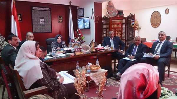مدير تعليم القاهرى تجتمع بالقيادات لبحث إستعدادات اليوم