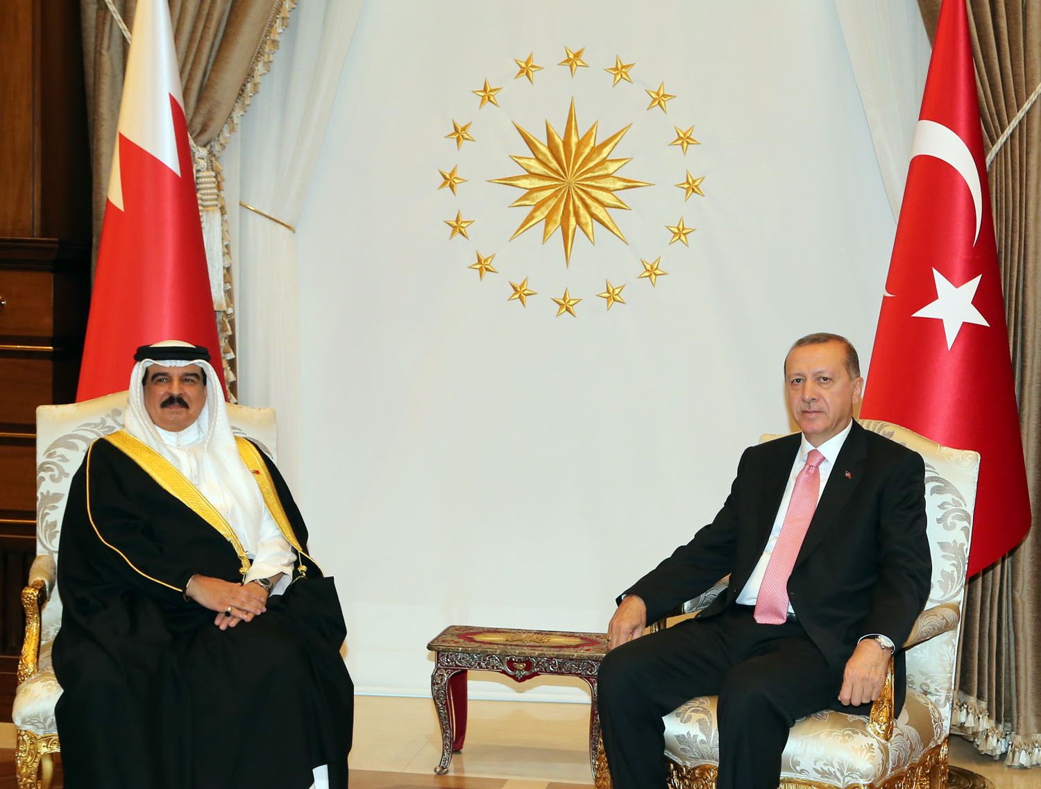 ملك البحرين يستقبل الرئيس التركي ملك البحرين يستقبل الرئيس التركي