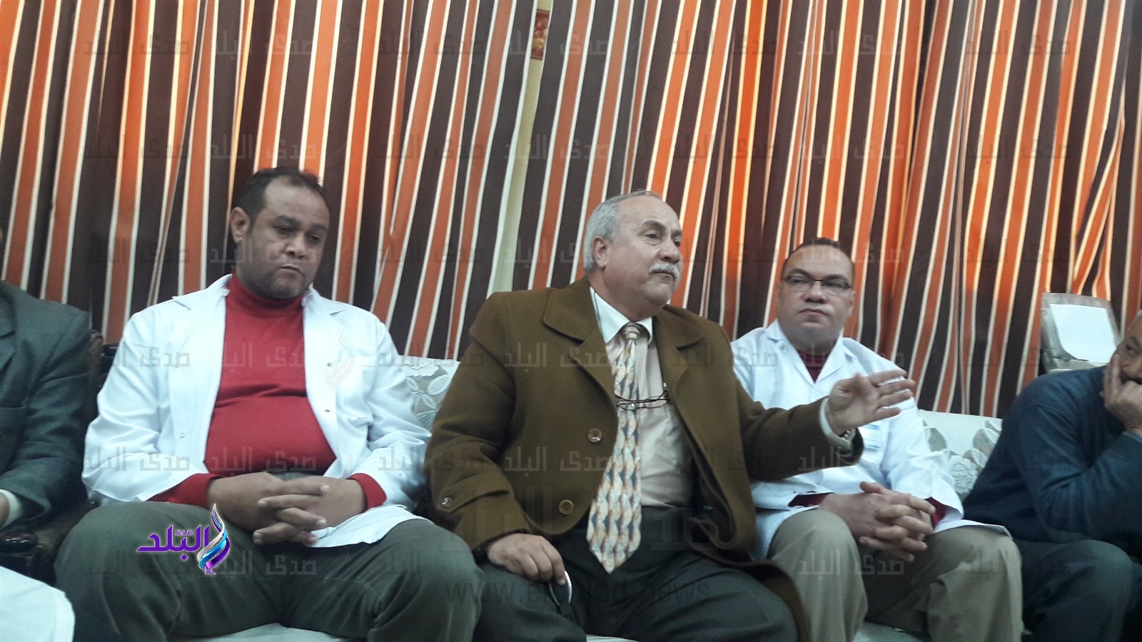 الدكتور قريشي اثناء اجتماعه مع اطباء المستشفي العام