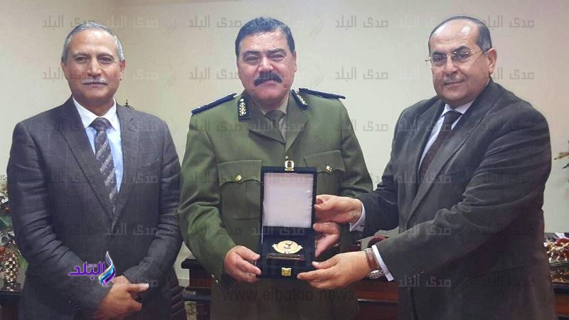 عبد المنعم يكرم اللواء حكمدار أمن سوهاج لتعيينه مديرا لأمن ا عبد المنعم يكرم اللواء حكمدار أمن سوهاج لتعيينه مديرا لأمن ا
